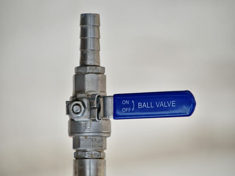 kiểm tra van ngắt của bạn để tăng áp lực nước