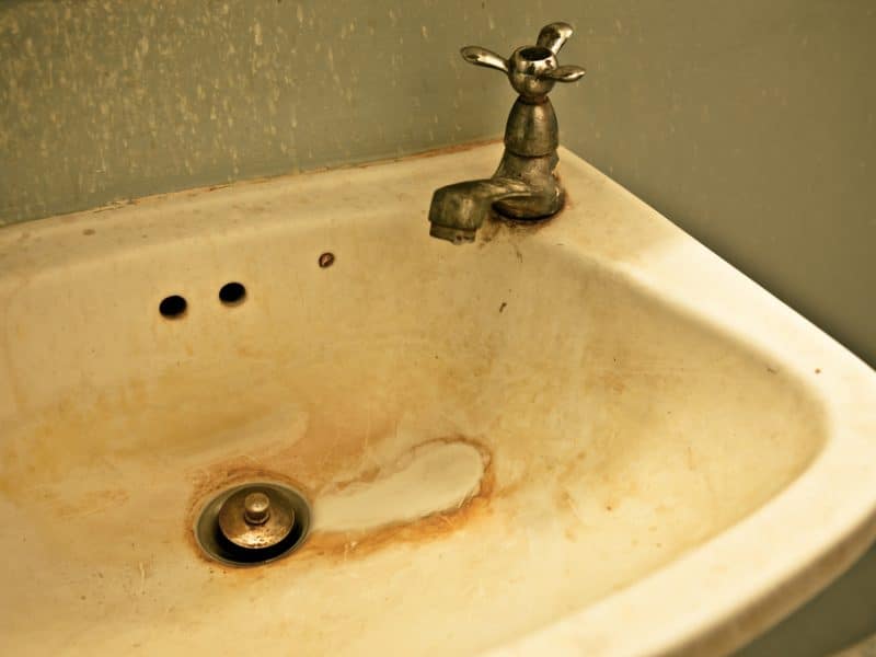 Bồn rửa có vết nước cứng cần loại bỏ