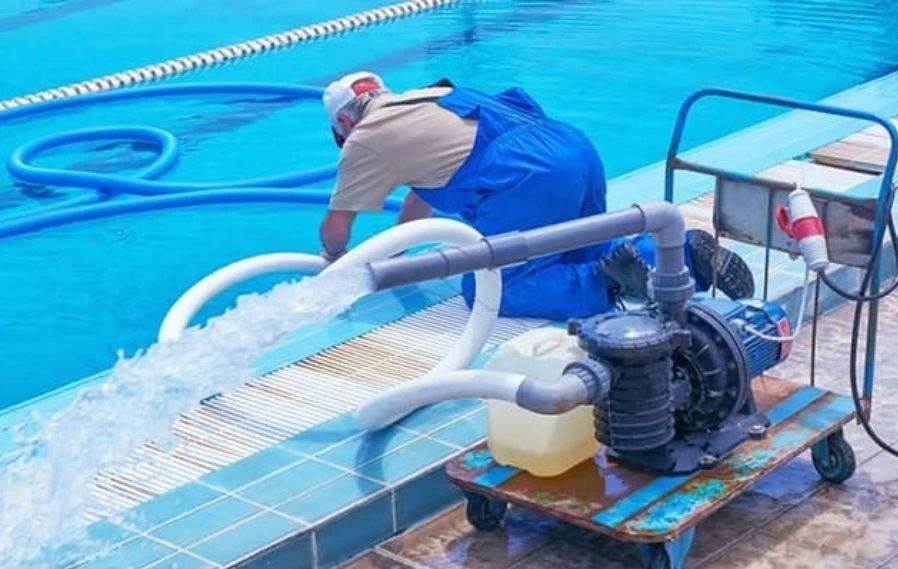 Cách vệ sinh bể bơi đơn giản, nhanh và hiệu quả nhất  